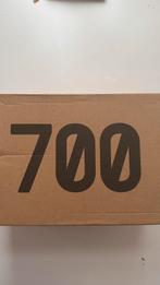 Adidas Yeezy 700 MNVN Blue tint (42,7), Kleding | Heren, Schoenen, Ophalen, Overige kleuren, Overige typen, Nieuw
