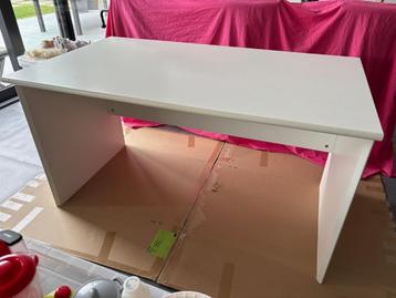 Bureau wit 140 x 80 cm beschikbaar voor biedingen