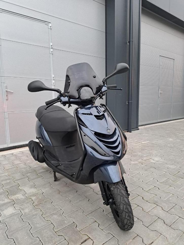 Piaggio Zip 4T Scooter Midnight Blauw FULL OPTION (B-KLASSE), Fietsen en Brommers, Snorfietsen en Snorscooters, Zo goed als nieuw