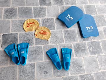 Zwemplankjes, zwemvliezen, badmuts samen voor 15e beschikbaar voor biedingen