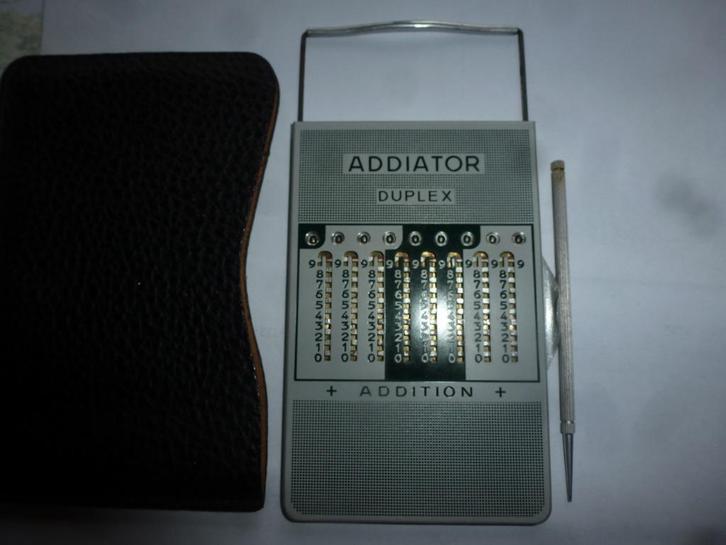 calculette rapide ADDIATOR, Collections, Boîte en métal, Comme neuf, Autre, Autres marques, Enlèvement ou Envoi