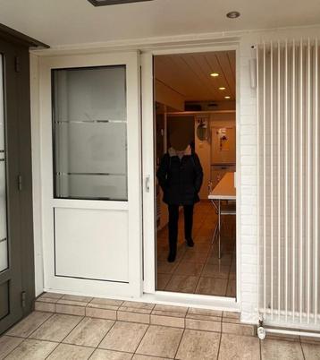 Glazen schuifdeur beschikbaar voor biedingen