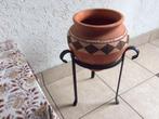 Te koop aardewerk vaas op metalen onderstel, Antiek en Kunst, Ophalen of Verzenden