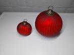 2 rode glazen kerstballen, Diversen, Kerst, Ophalen of Verzenden, Gebruikt
