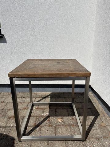 Houten bijzettafel met stalen frame beschikbaar voor biedingen