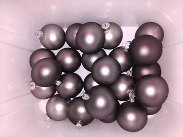 24 grote bruin grijze kerstballen beschikbaar voor biedingen