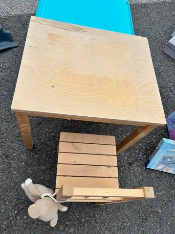 Table et chaise pour enfants en bois beschikbaar voor biedingen