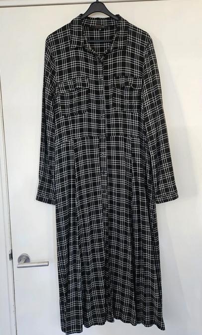 Belle robe a carreaux de marque LolaLiza, Kleding | Dames, Jurken, Zo goed als nieuw, Maat 46/48 (XL) of groter, Zwart, Verzenden