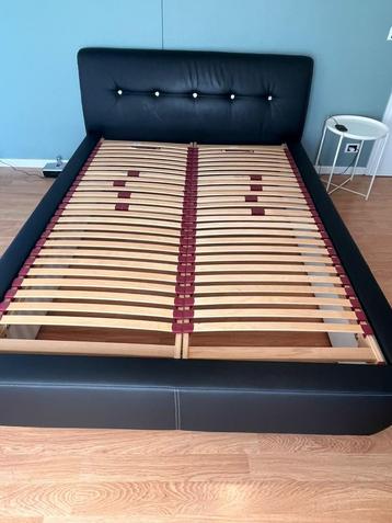 Bed met lattenbodems 140/200 beschikbaar voor biedingen