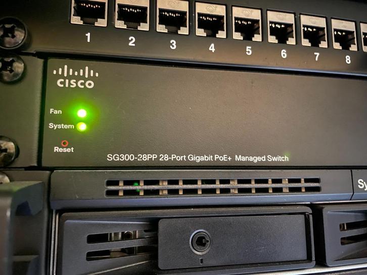 Cisco SG300 POE 28P Perfect condition, Computers en Software, Netwerk switches, Ophalen
