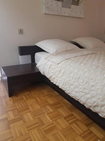 3 lits+sommiers+matelas+tables de nuit beschikbaar voor biedingen