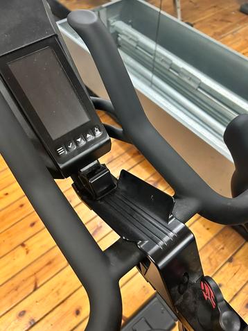 VÉLO DE SPINNING LIFE FITNESS IC8 