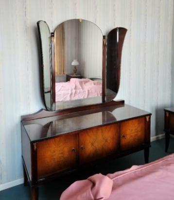 Antieke slaapkamerset met complete make-up tafel beschikbaar voor biedingen
