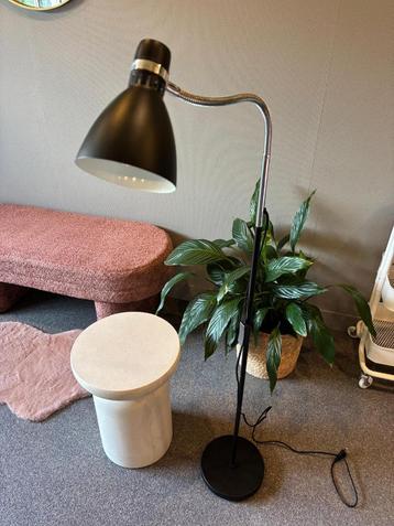Staanlamp beschikbaar voor biedingen