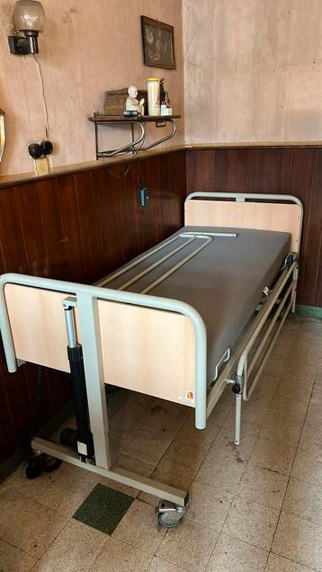 Elektrisch ziekenhuisbed beschikbaar voor biedingen
