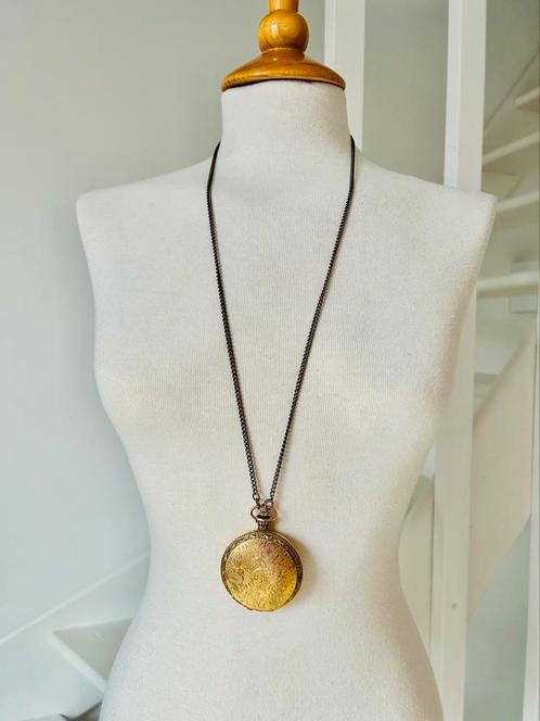Ancien poudrier pendentif médaillon en métal doré, Bijoux, Sacs & Beauté, Colliers, Utilisé