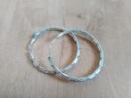 Zilverkleurige oorringen met strass, Overige materialen, Hangers, Ophalen of Verzenden, Zo goed als nieuw