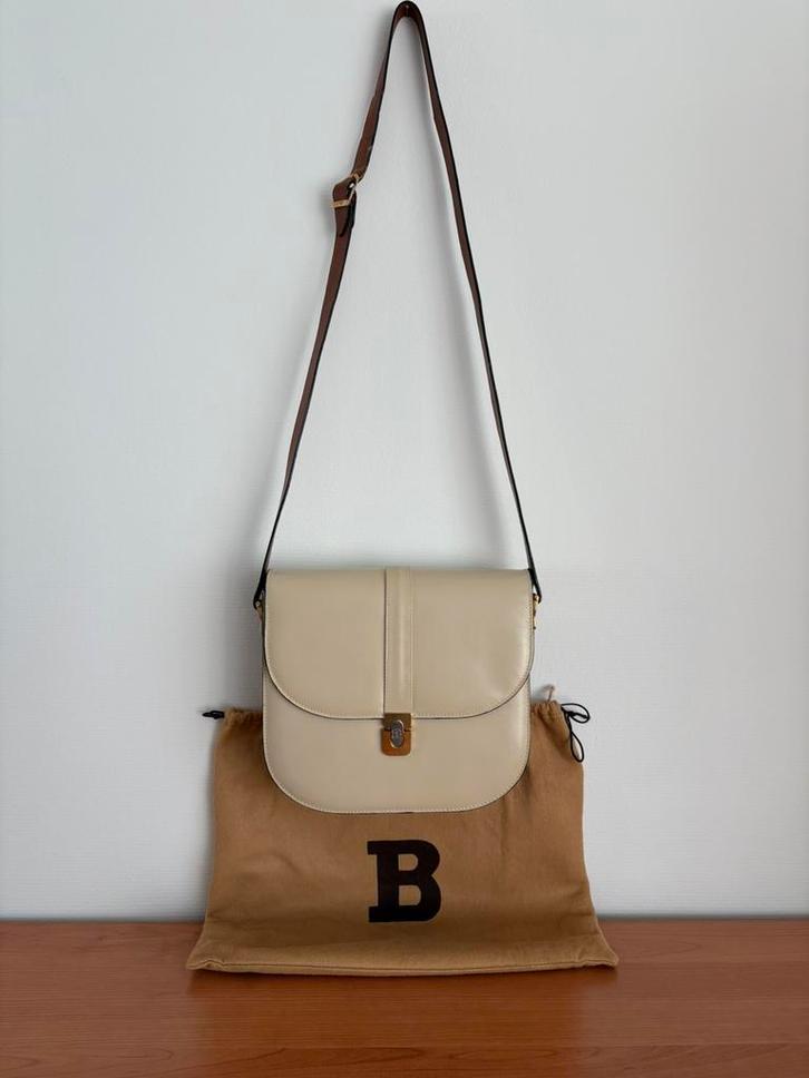 Bally schouder/handtasjes. Perfecte staat., Handtassen en Accessoires, Tassen | Schoudertassen, Zo goed als nieuw, Beige, Ophalen