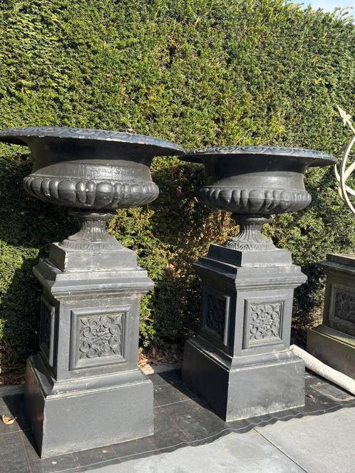 Identiek koppel gietijzeren vazen op sokkel, Tuin en Terras, Tuinvazen, Gebruikt, Ophalen