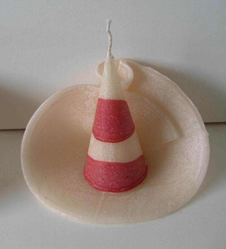 HANDGEVOUWEN KAARSEN HAND MADE ROOD ECRU PIRAMIDE MEDIUM, Huis en Inrichting, Woonaccessoires | Kandelaars en Kaarsen, Nieuw, Kaars