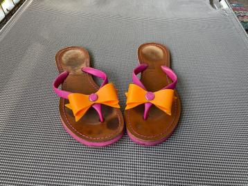 Leuke slippers met strik van trendy merk Ted Baker beschikbaar voor biedingen