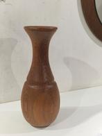 Simplistische zware vol houten vaas , met oog voor detail, Antiek en Kunst, Ophalen of Verzenden