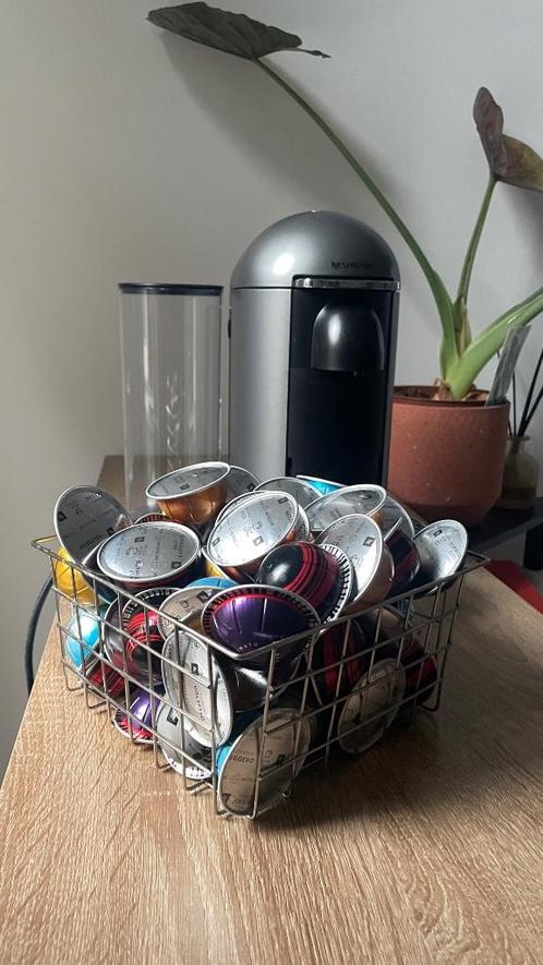 Nespresso Vertuo Plus Machine &  PODS, Elektronische apparatuur, Koffiemachine-accessoires, Zo goed als nieuw, Ophalen