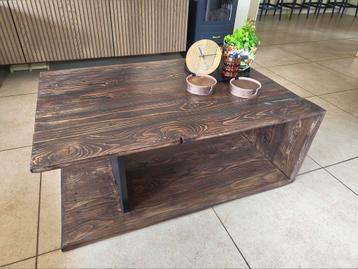 Houten salontafel beschikbaar voor biedingen