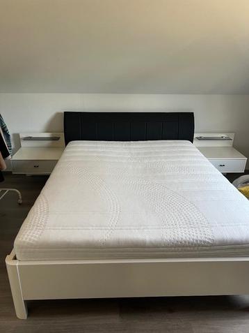 Tweepersoonsbed met matras en nachtkastjes beschikbaar voor biedingen