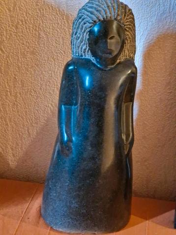 Stenen sculptuur voor vrouwen beschikbaar voor biedingen