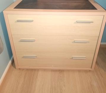 Commode + 2 nachtkasten beschikbaar voor biedingen