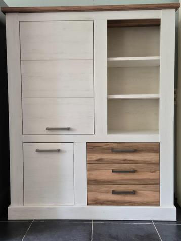 Armoire-Vaisselier beschikbaar voor biedingen