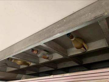 Betonnen tafel beschikbaar voor biedingen