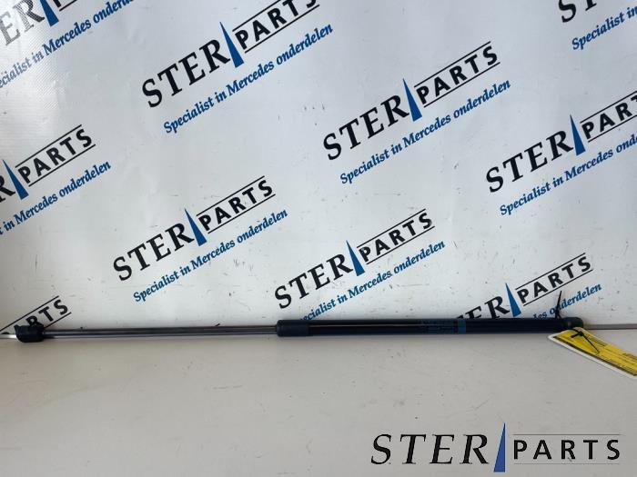 Amortisseur capot moteur gauche d'un Mercedes E-Klasse, Autos : Pièces & Accessoires, Carrosserie & Tôlerie, Mercedes-Benz, Utilisé