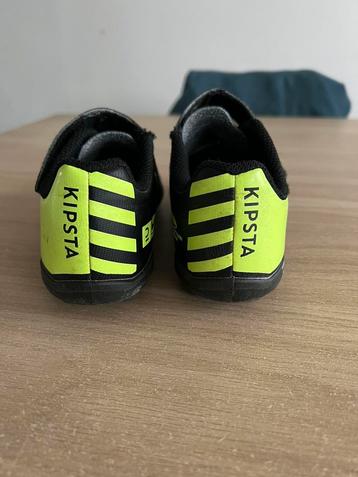 Chaussures de football Kipsta noir/jaune taille 30-31 disponible aux enchères