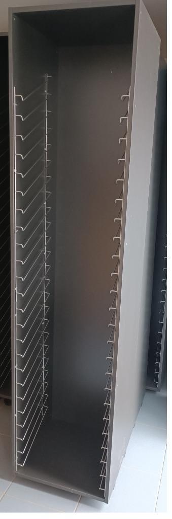Displaykasten met schuine leggers beschikbaar voor biedingen