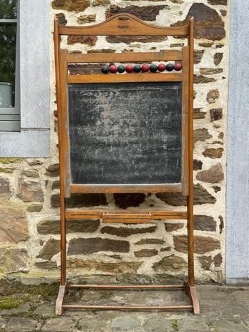 Ouderwets schoolbord met telraam beschikbaar voor biedingen