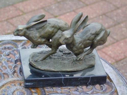 Standbeeld van een hazenras in brons op marmer gesigneerd., Antiek en Kunst, Antiek | Brons en Koper, Brons, Ophalen