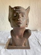 Bronzen beeld (masker), Enlèvement