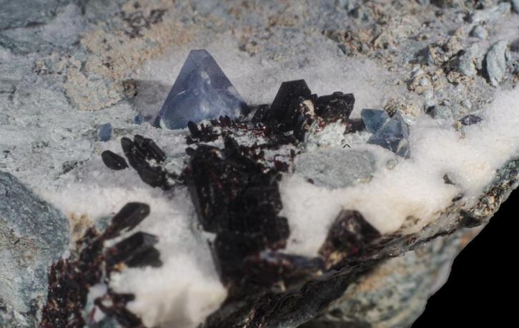 ZEER zeldzame BENITOIET + NEPTUNIET uit Californië, USA, Verzamelen, Mineralen en Fossielen, Mineraal, Ophalen of Verzenden