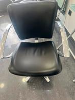 4 chaises de coiffeur et deux assie de rechange