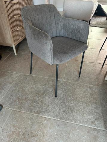 Nieuwe stoelen beschikbaar voor biedingen