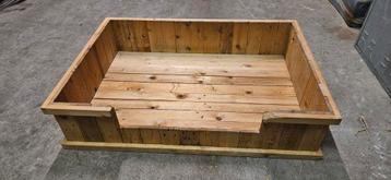 Degelijke houten hondenmand  beschikbaar voor biedingen