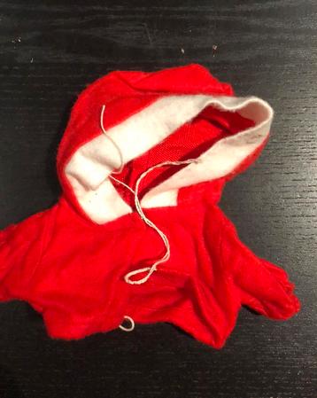 Rood jasje Monchhichi beschikbaar voor biedingen