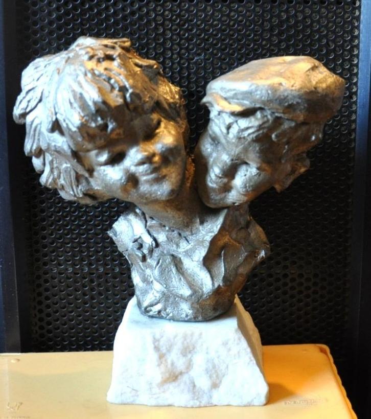 sculpture les amoureux etain sur marbre signé patris, Antiek en Kunst, Kunst | Beelden en Houtsnijwerken, Ophalen of Verzenden