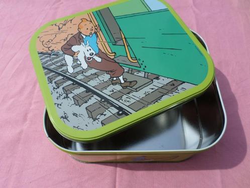 De besneeuwde metalen doos van Kuifje verlaat de groene trei, Verzamelen, Blikken, Zo goed als nieuw, Koek(jes), Ophalen of Verzenden