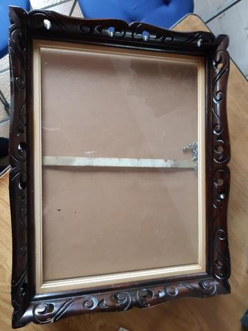 Antieke kader met uitsnijwerk beschikbaar voor biedingen