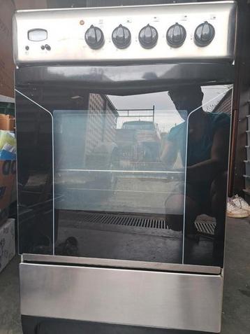 Indesit Fornuis met oven beschikbaar voor biedingen