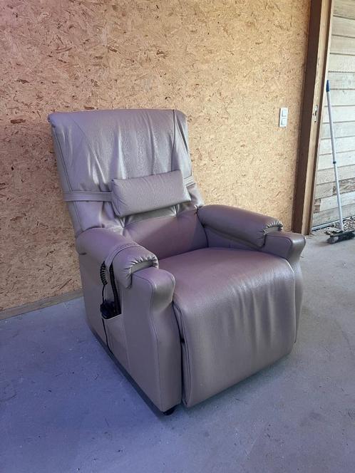 Revilax - type MedilaX "sta-op stoel" - 3 motoren, Huis en Inrichting, Fauteuils, Gebruikt, Ophalen