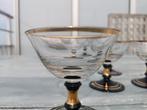 Zes glazen zwart-goud, Ophalen